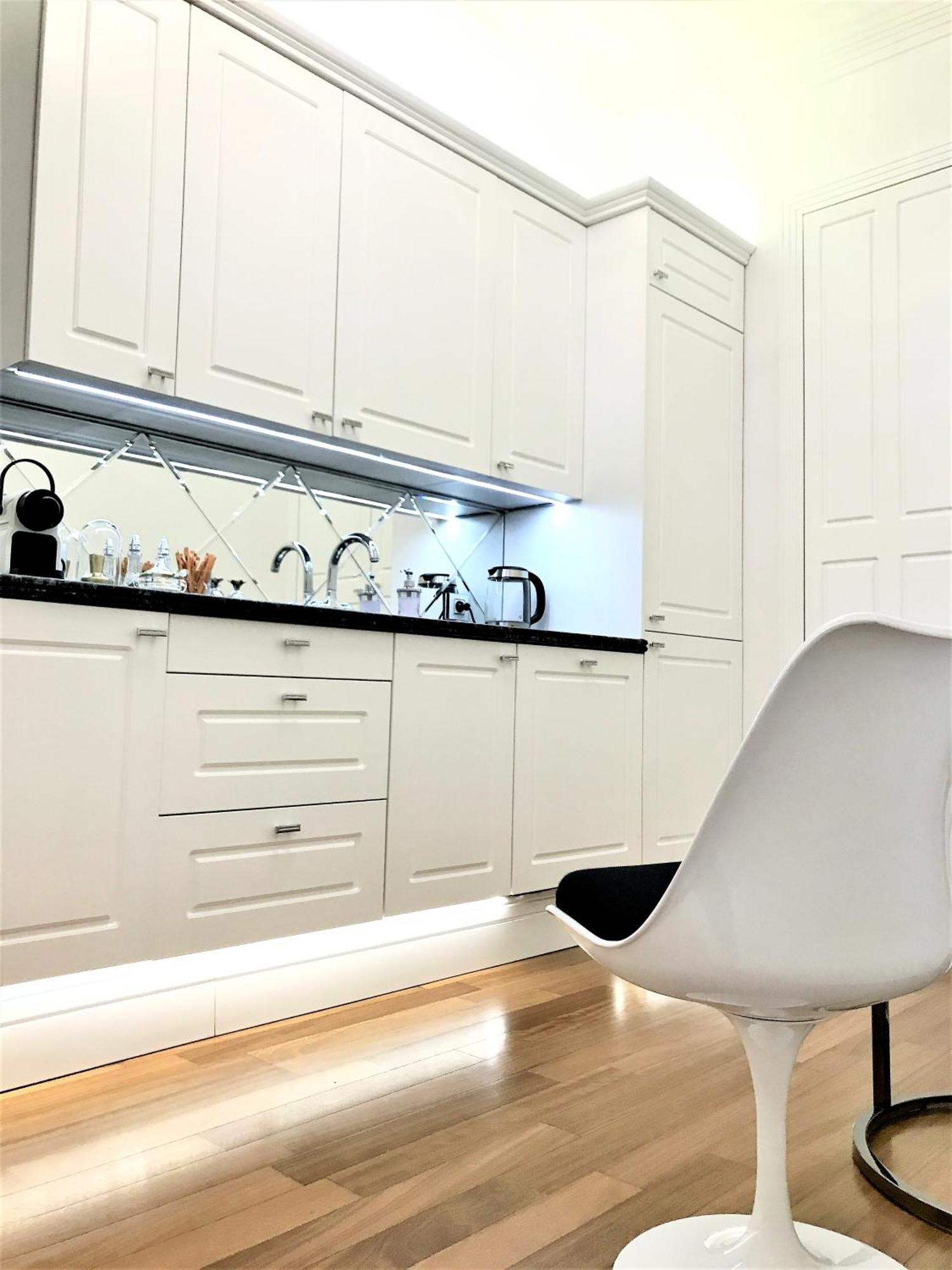 Mondrian Luxury Suites & Apartments Market Square IV Warsaw Room photo