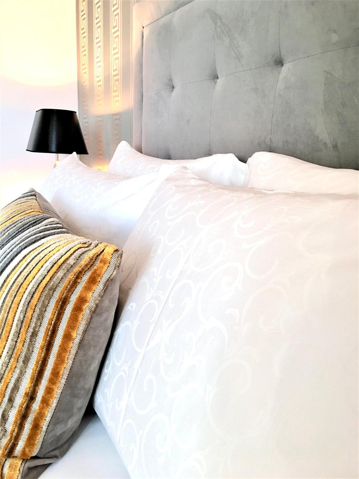Mondrian Luxury Suites & Apartments Market Square IV Warsaw Room photo