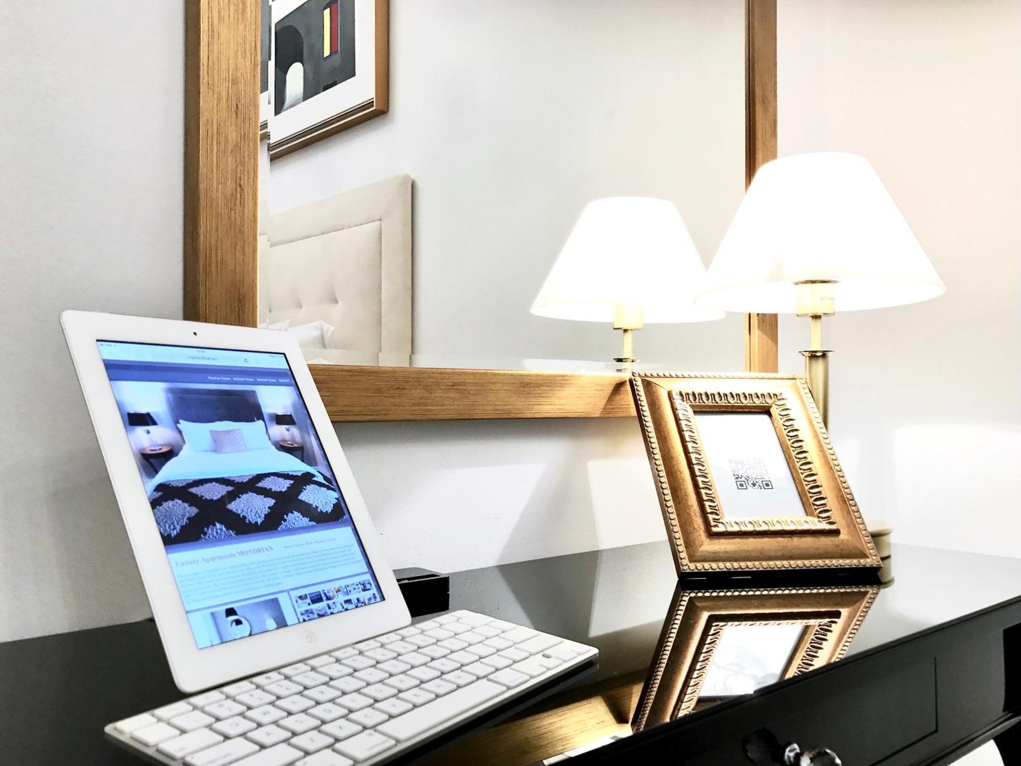 Mondrian Luxury Suites & Apartments Market Square IV Warsaw Room photo