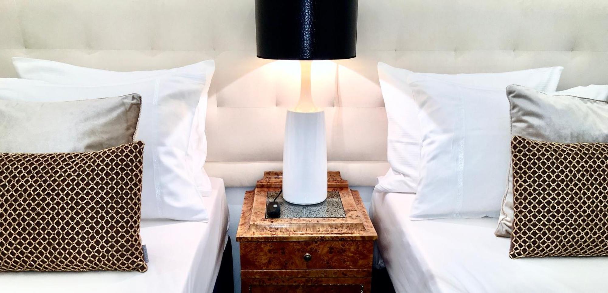 Mondrian Luxury Suites & Apartments Market Square IV Warsaw Room photo
