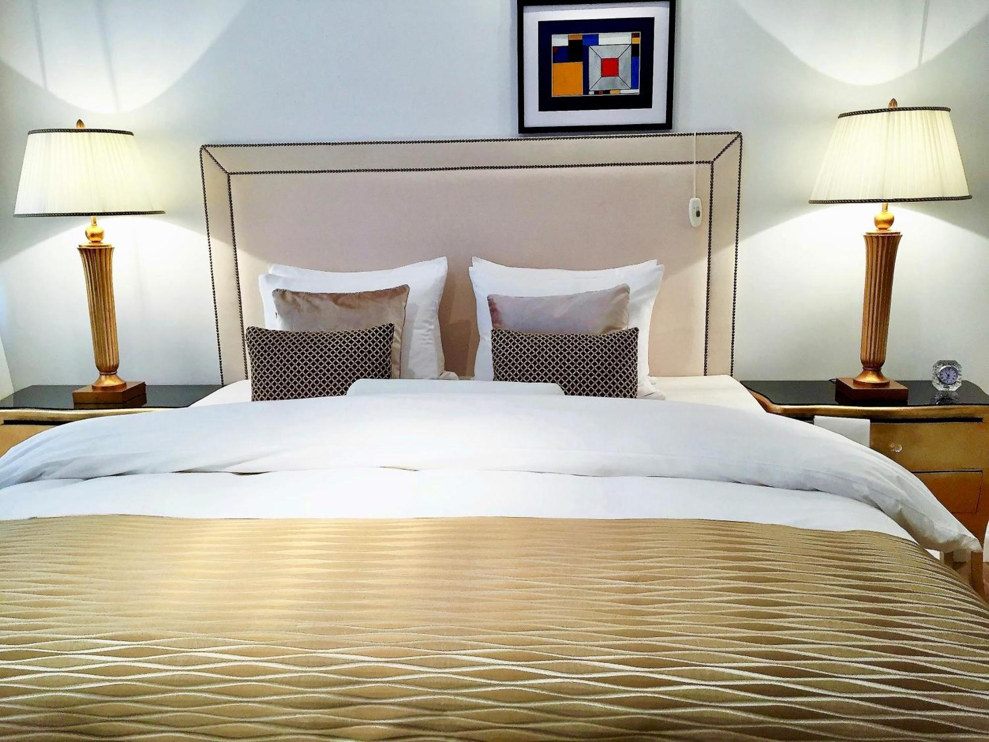 Mondrian Luxury Suites & Apartments Market Square IV Warsaw Room photo