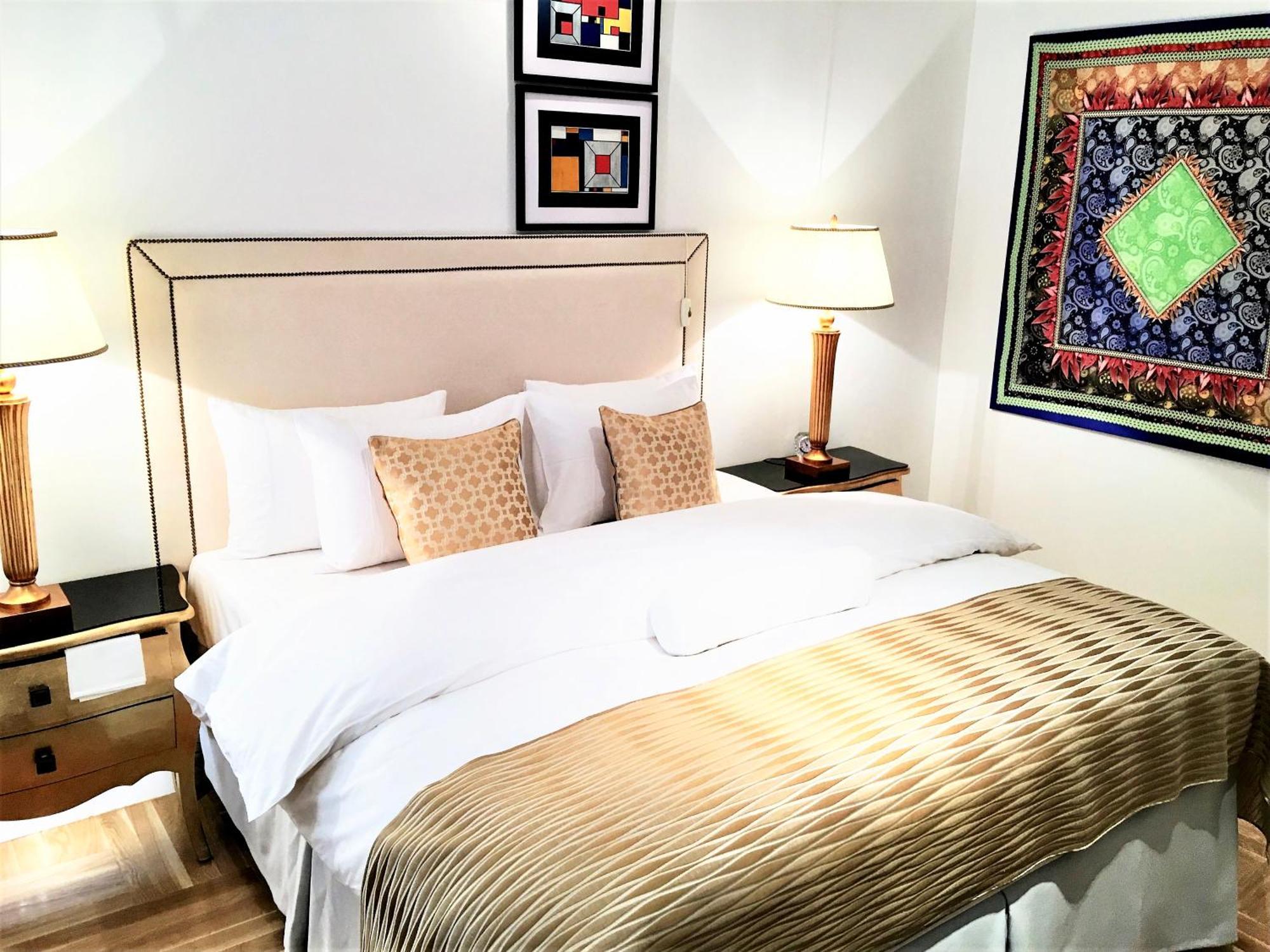Mondrian Luxury Suites & Apartments Market Square IV Warsaw Room photo