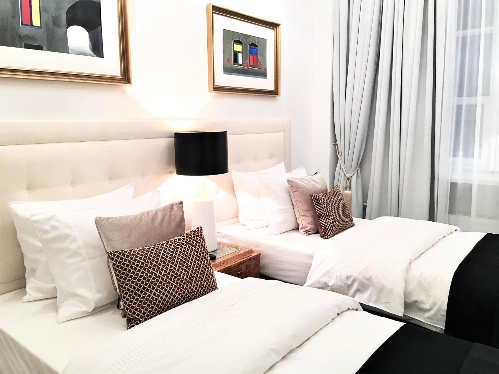 Mondrian Luxury Suites & Apartments Market Square IV Warsaw Room photo