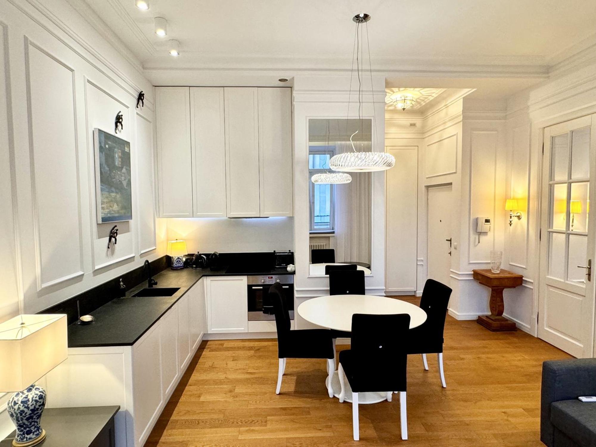 Mondrian Luxury Suites & Apartments Market Square IV Warsaw Room photo